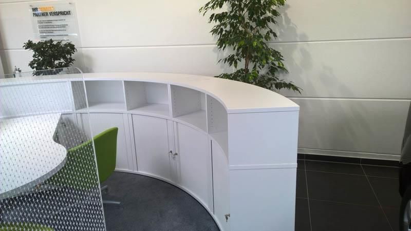 Ein Raum mit einem Tisch und Stühlen und einer Pflanze