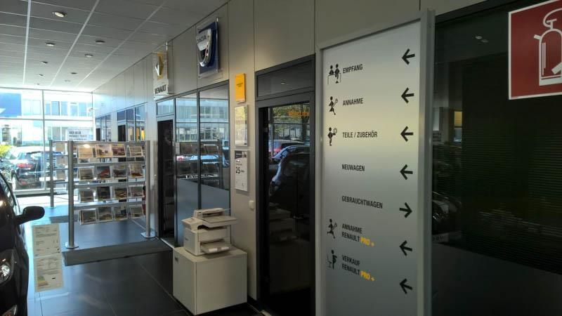 Ein Schild in einem Autohaus zeigt, wo es langgeht