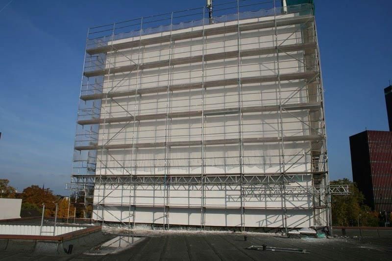 Ein großes weißes Gebäude mit Gerüst darum herum