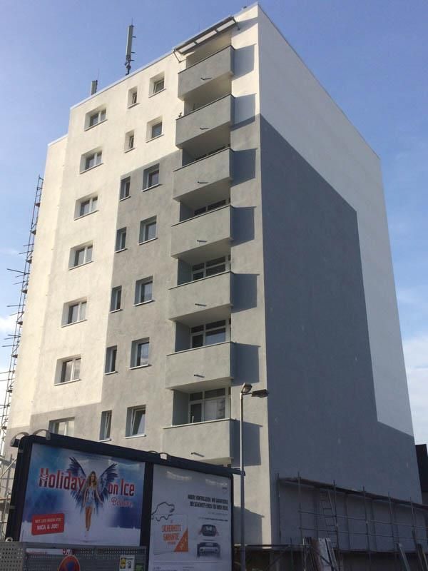 Ein Gebäude mit einer Plakatwand an der Seite, auf der 