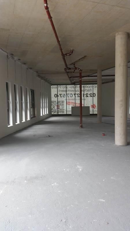 Ein großer leerer Raum mit vielen Fenstern und Säulen