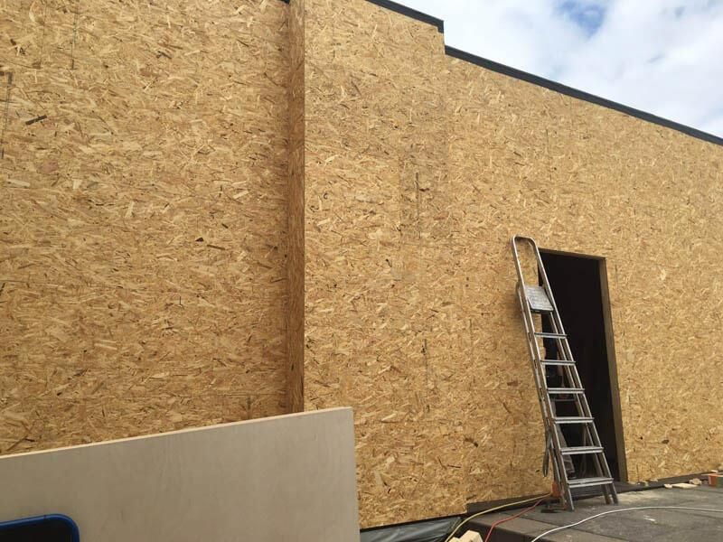 An der Seite eines Gebäudes steht eine Leiter.