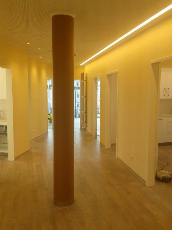 Ein leerer Flur mit einer braunen Säule in der Mitte