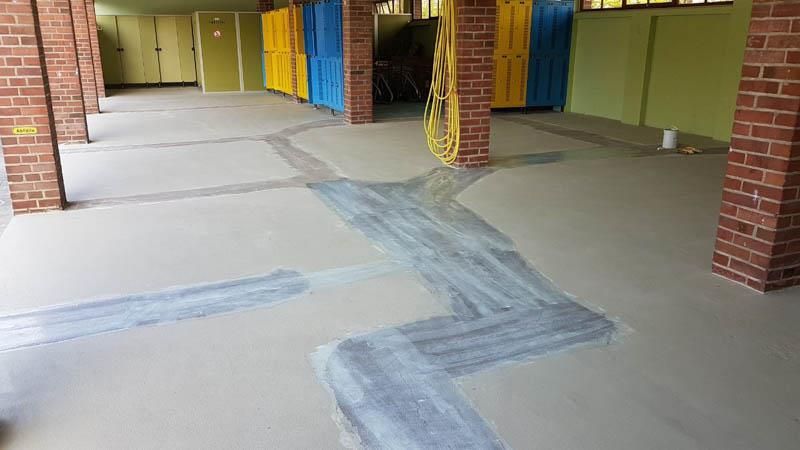 Ein großer leerer Raum mit Ziegelpfeilern und Betonboden.