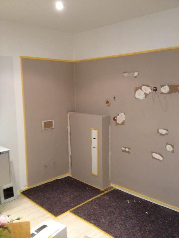 Ein Raum, der mit einem gelben Rand bemalt wird