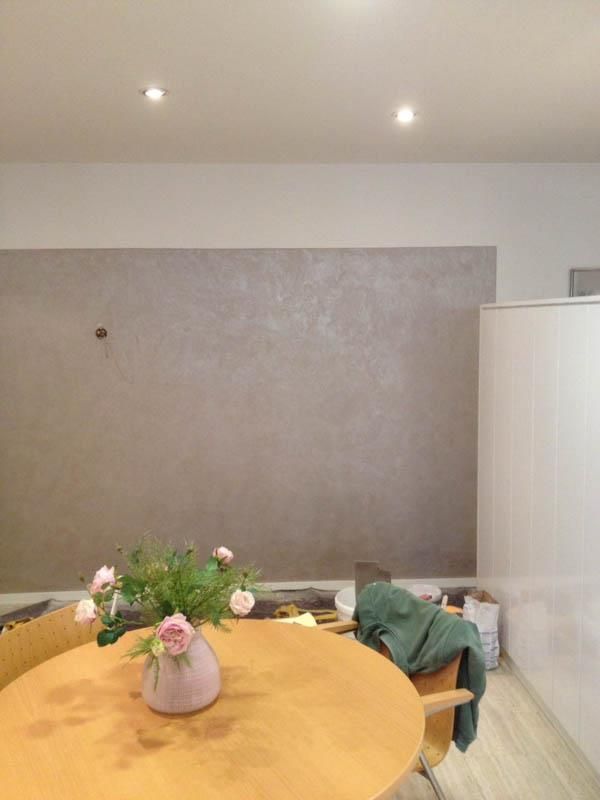 Ein Tisch mit einer Vase mit Blumen darauf