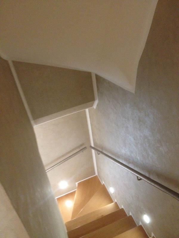 Blick nach unten auf eine Treppe mit Handlauf