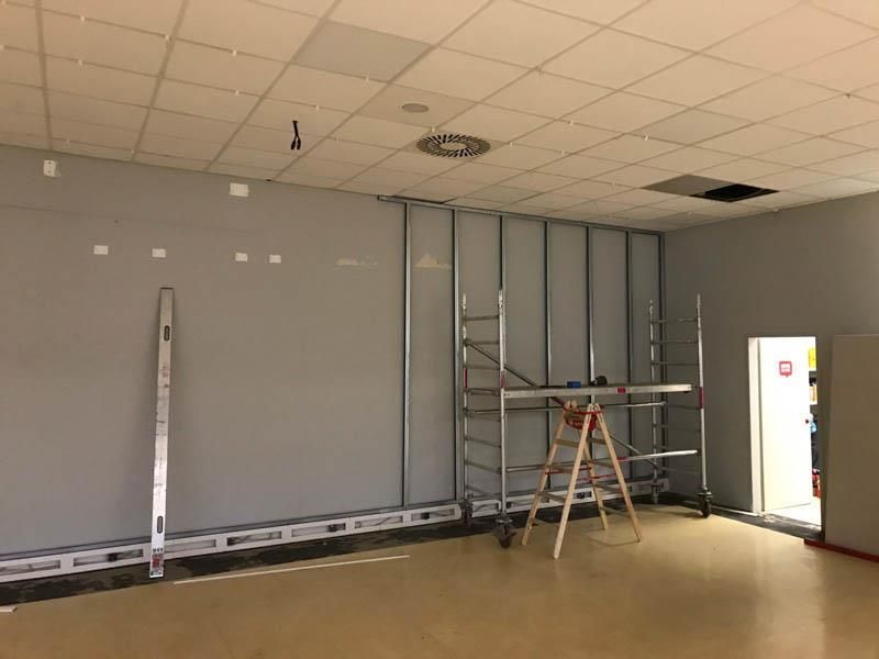 Ein Raum mit einer Leiter und einem Gerüst darin