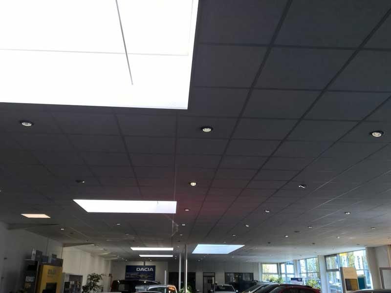 Ein Autohaus mit vielen Lichtern an der Decke