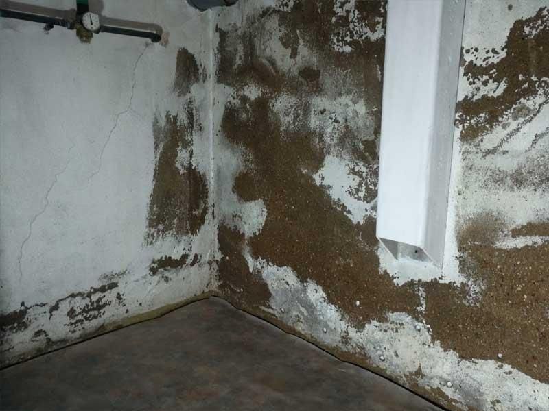 Eine Zimmerecke mit einem weißen Kasten an der Wand