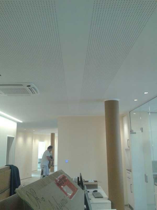 Ein Mann steht in einem Raum, auf dem Boden liegt ein Karton.