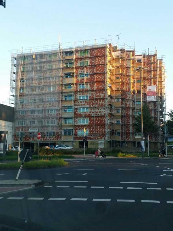 Ein im Bau befindliches Gebäude mit Gerüst darum herum