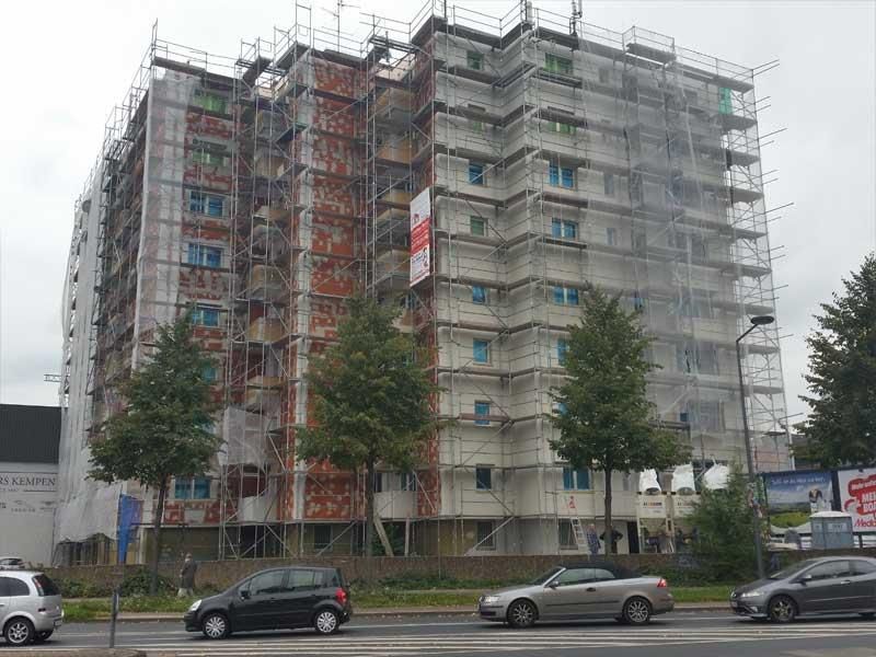 Es wird ein großes Gebäude errichtet, das von einem Gerüst umgeben ist.