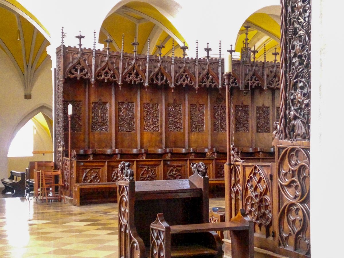 Meisterhaft geschnitztes gotisches Chorgestühl von 1476