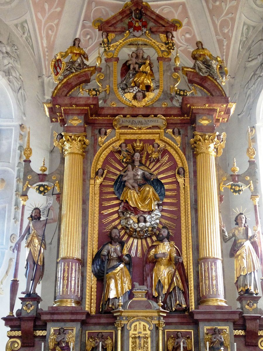Hochaltar mit den Apostelfiguren Simon (mit Säge) und Judas Thaddäus (mit Keule)