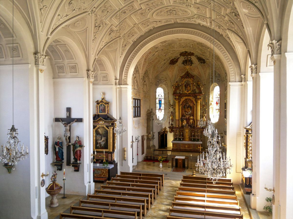Blick durch das Kirchenschiff im Renaissance Stil