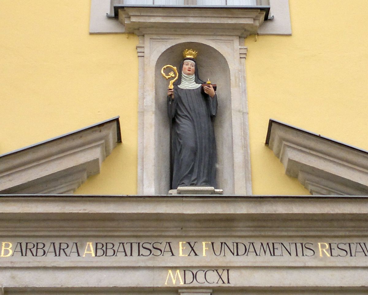 Figur der Hl. Walburga an der Klosterfassade