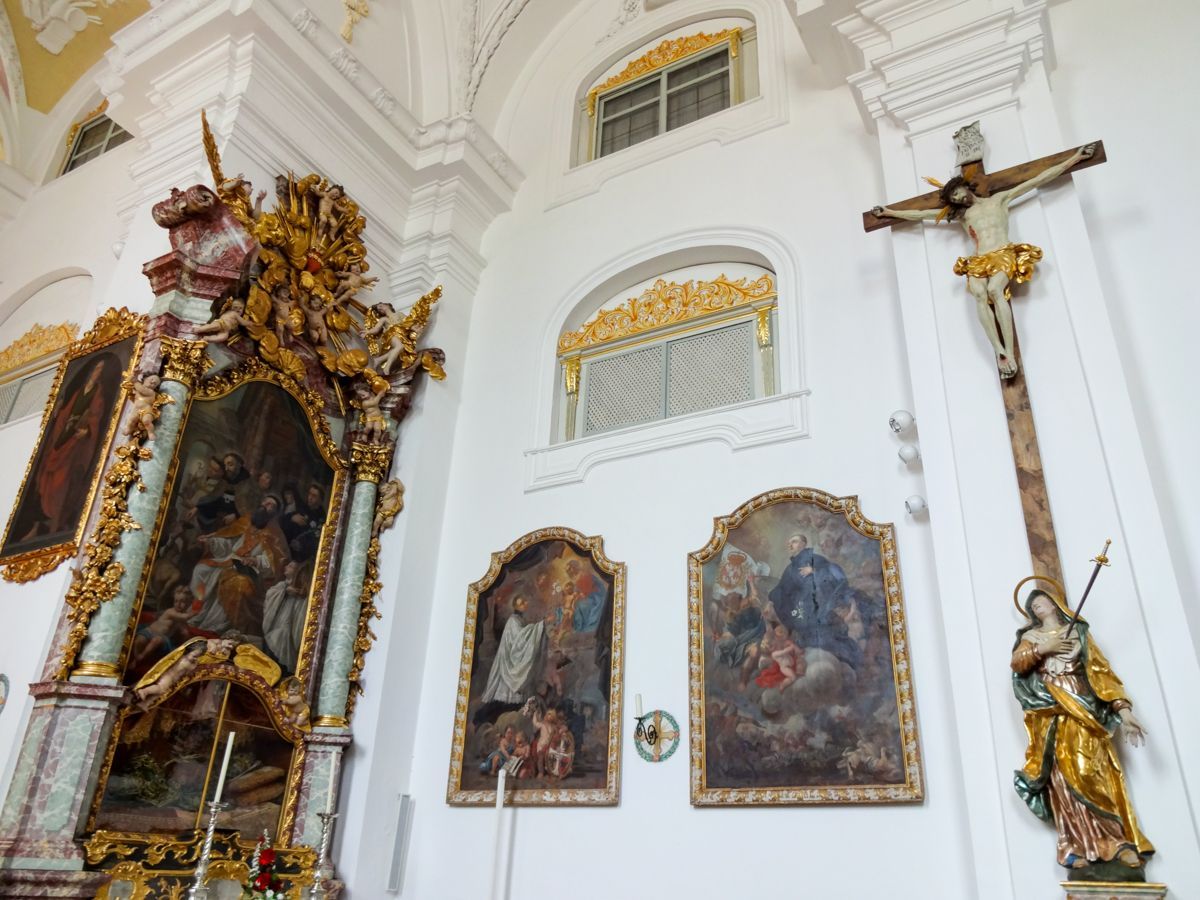 Blick zum rechten Seitenaltar