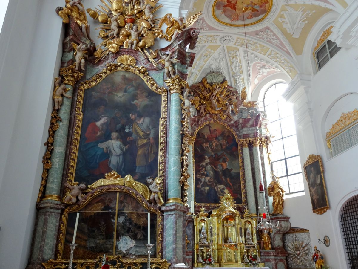 Linker Seitenaltar Hl. Familie mit Reliquienschrein der Hl. Cunigunda