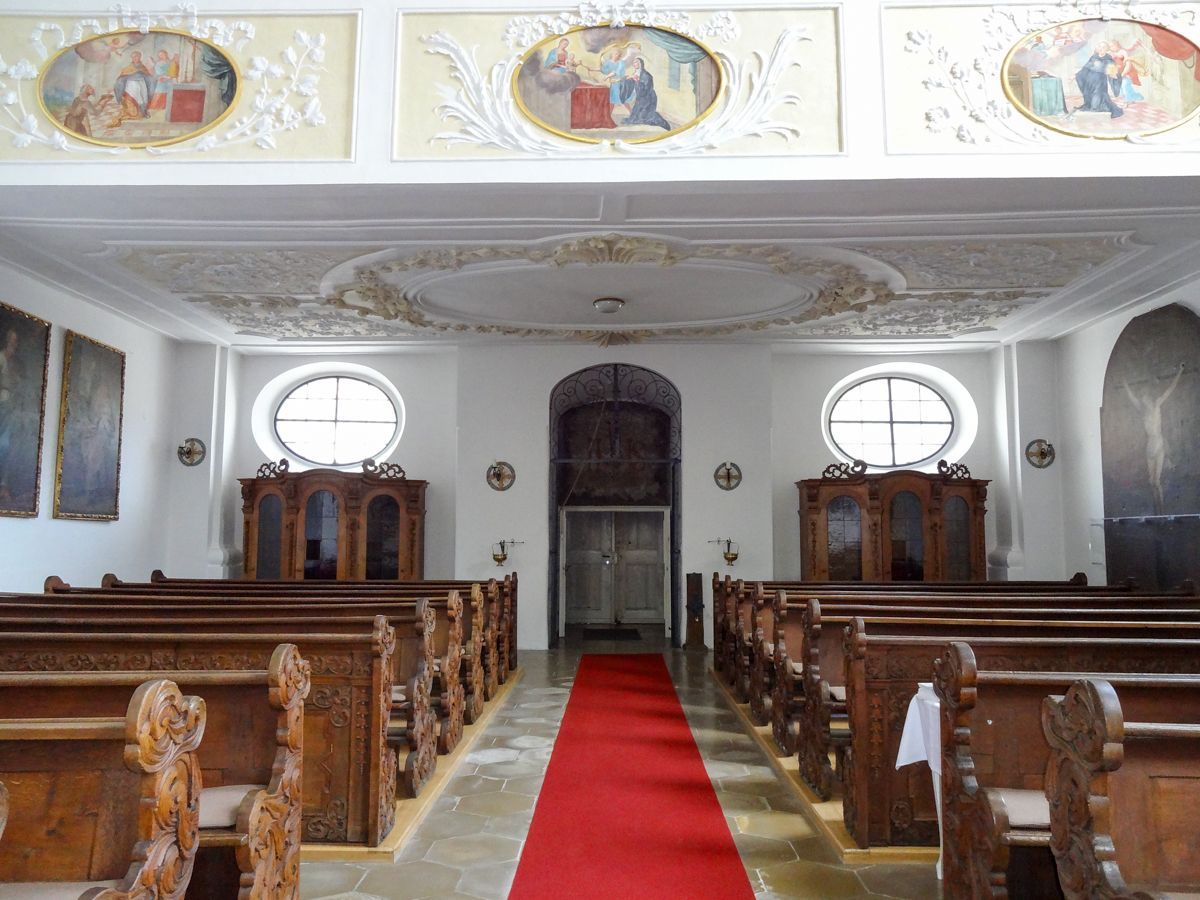 Blick durchs Kirchenschiff