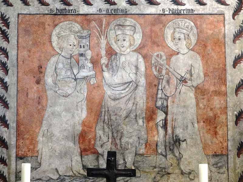 Spätgotische Fresken des rechten Seitenaltars: ​die Nothelfer Hl. Barbara, Hl. Achatius, Hl. Katharina