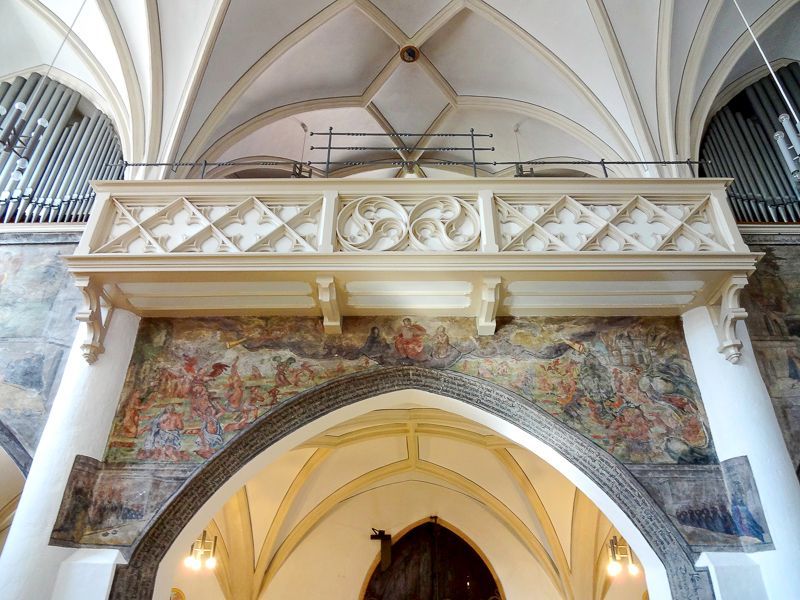 Wandmalerei unter der Orgelempore​