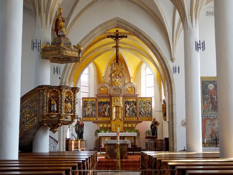 Kanzel und Hochaltar