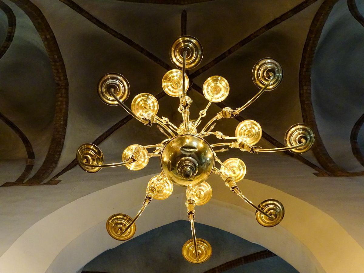 Kronleuchter im Seitenschiff