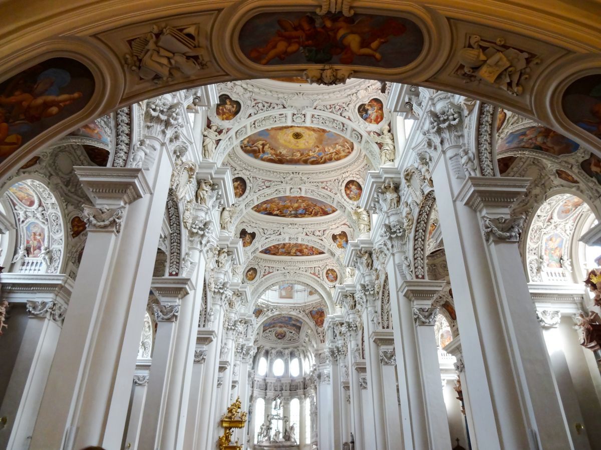 Blick in den Kirchenraum