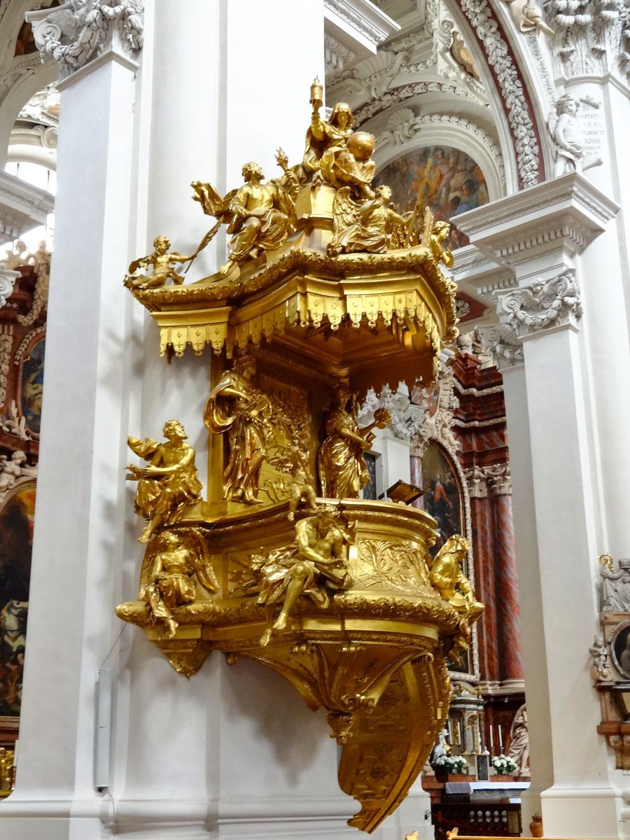 Goldene Domkanzel von Lorenzo Mattielli, auf dem Schalldeckel thront die Allegorie 