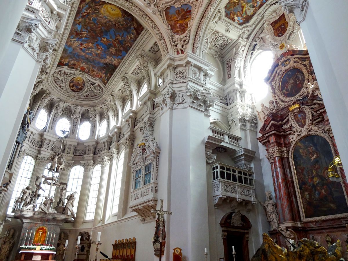 Chorraum und Seitenaltar