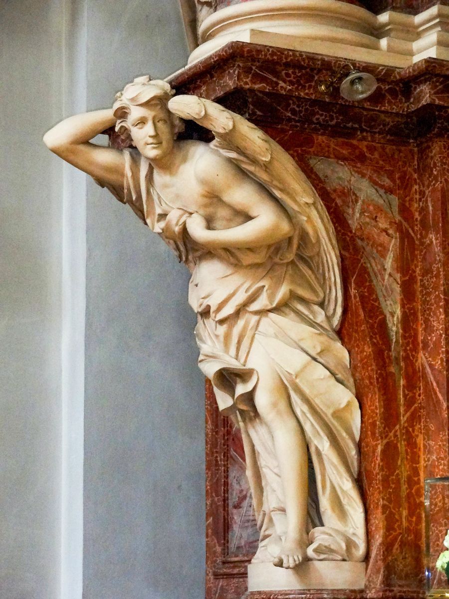 tragender Altarengel