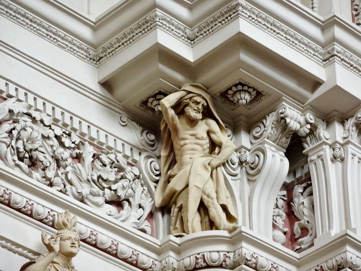 Atlant, der Empore auf seinen Schultern stützt