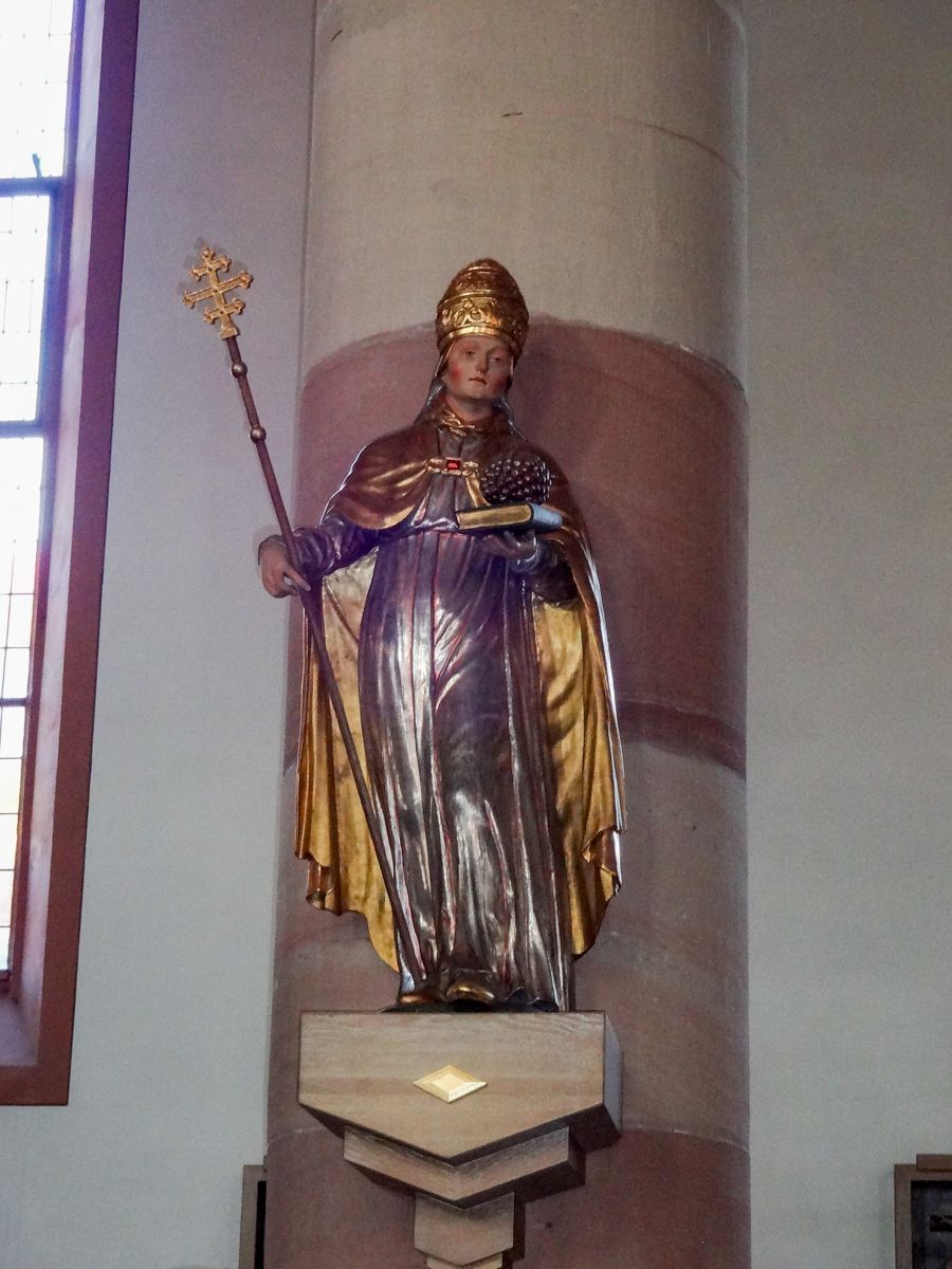 Hl. Urban - Heiliger der Winzer, Trauben in der Hand (Figur aus der Vorgängerkirche Hösbach)