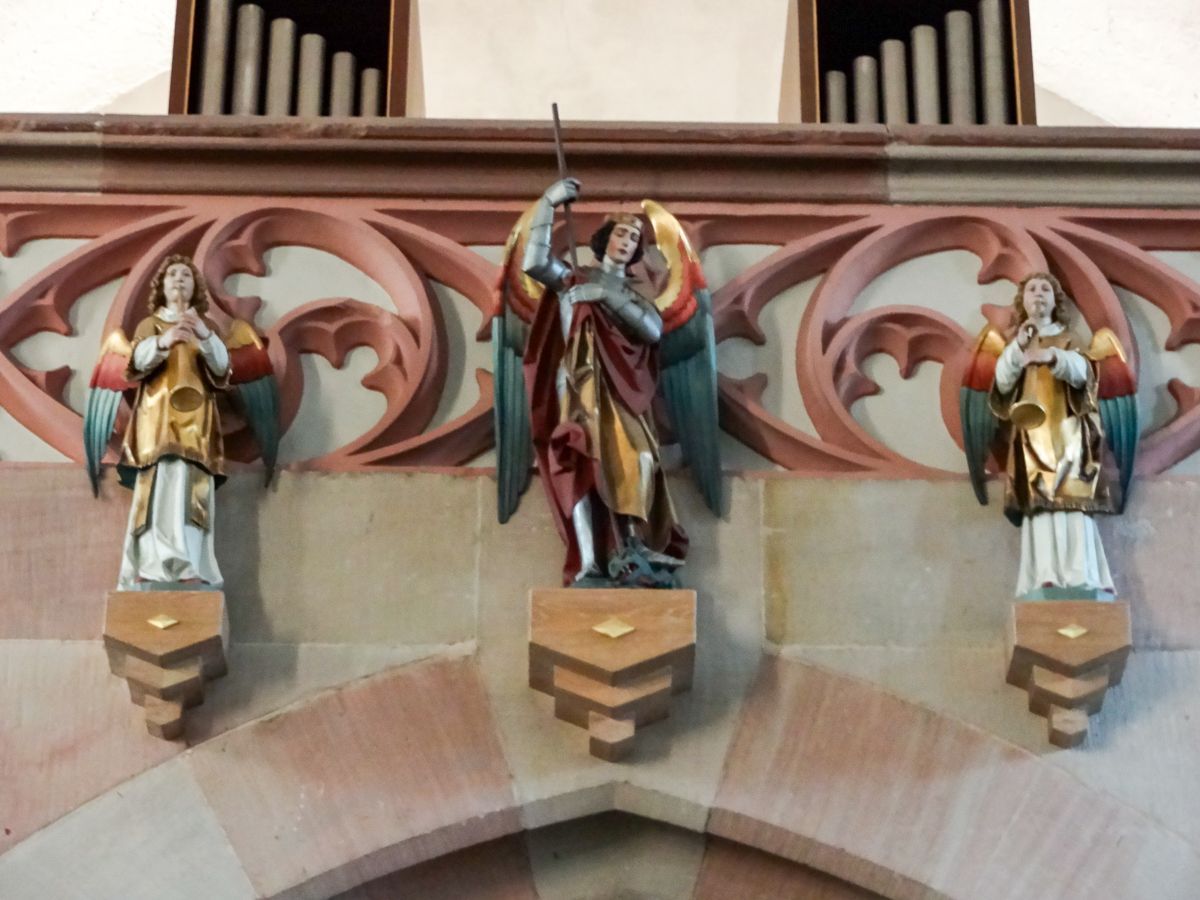 Hl. Michael (mittlere Figur) besiegt den Drachen