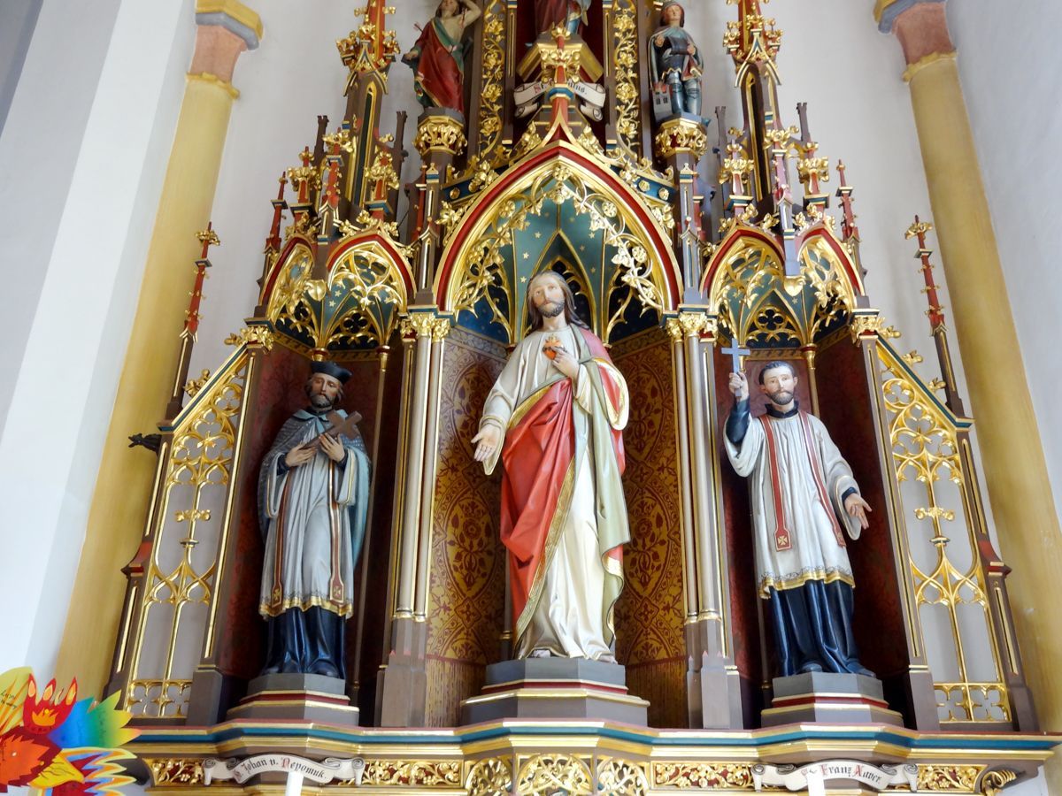 Rechter Seitenaltar mit Figuren: Johannes Nepomuk, Herz Jesu, Franz Xaver