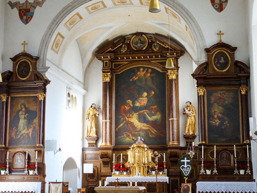 Hochaltar mit Seitenaltären Maria Immaculata (links) und Antoniusaltar (rechts)