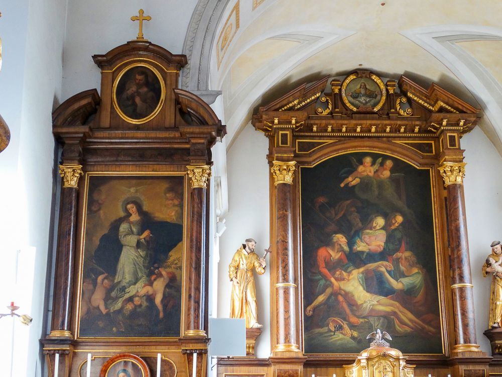 Hochaltar und Immaculata Seitenaltar