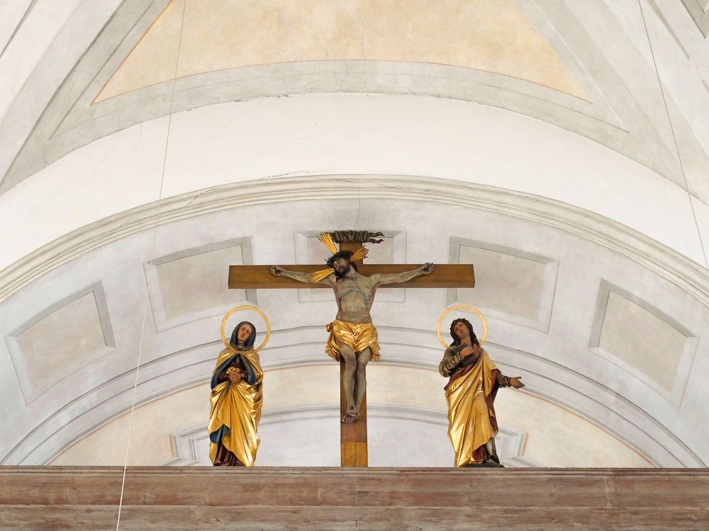 Barocke Kreuzigungsgruppe als Übergang zur Grabkapelle