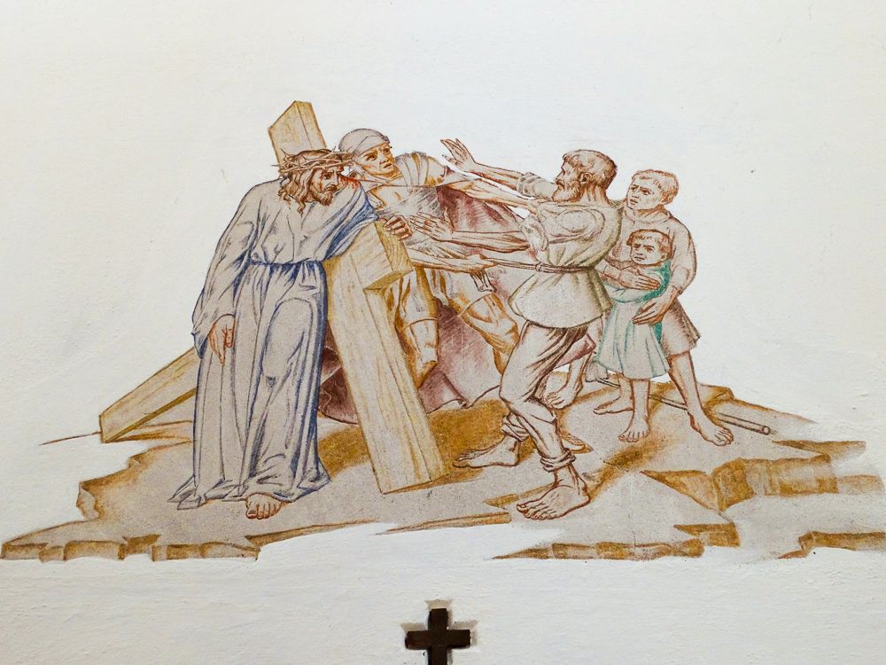 5. Station: Simon von Zyrene hilft Jesus das Kreuz tragen