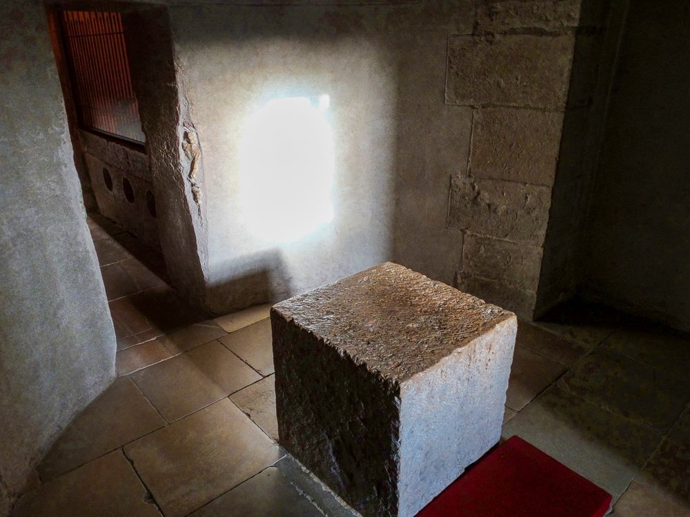 Steinquader im Vorraum