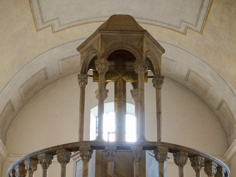 Kreuzaufbau Grabkapelle