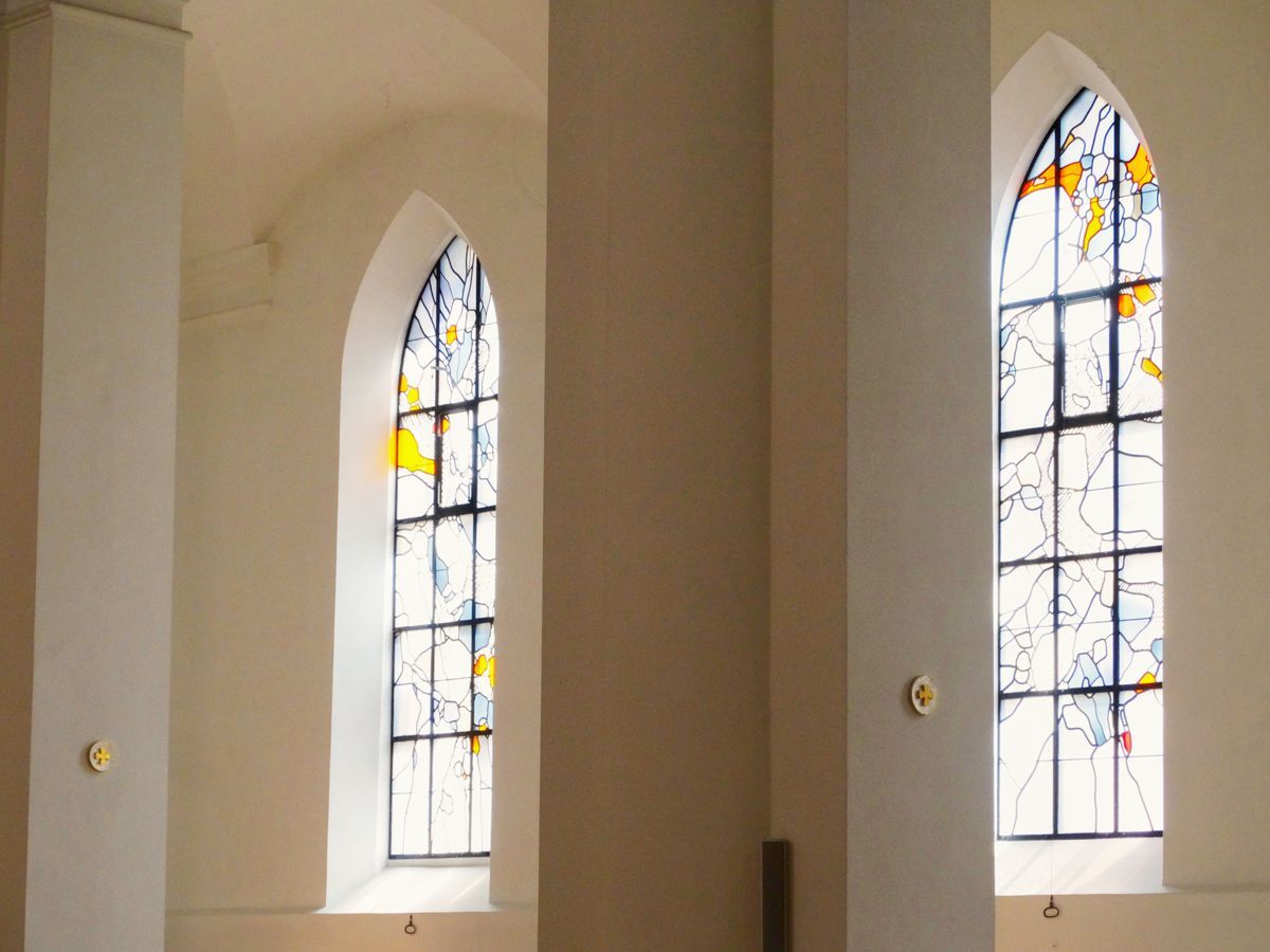 Moderne Fenster im Langhaus von 1974 mit Farbenspiel je nach Stand der Sonne