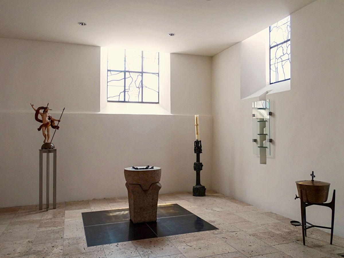 Schwarzer Granit bezeigt die liturgischen Orte - z. B. Altarraum, Sakramentskapelle, Taufstein