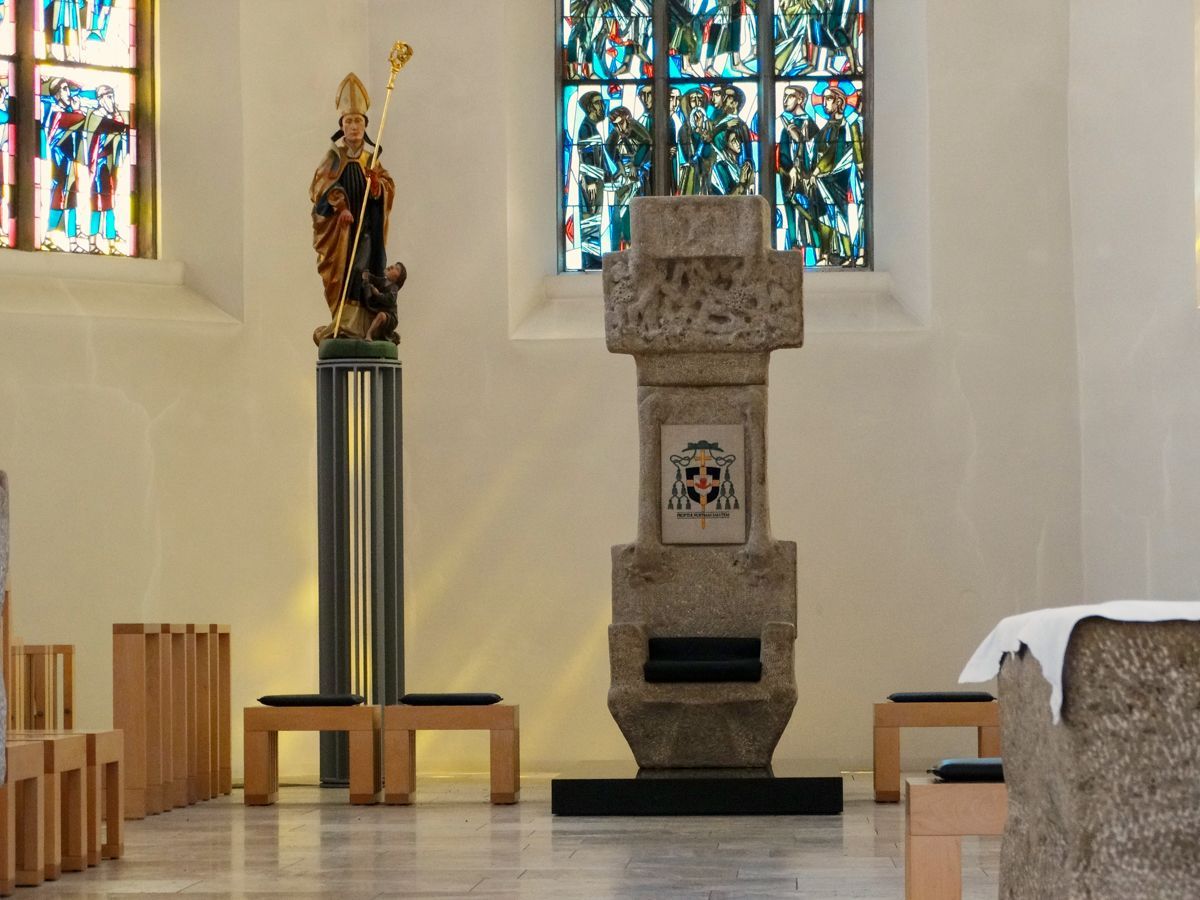 Martinsfigur mit Bischofssitz