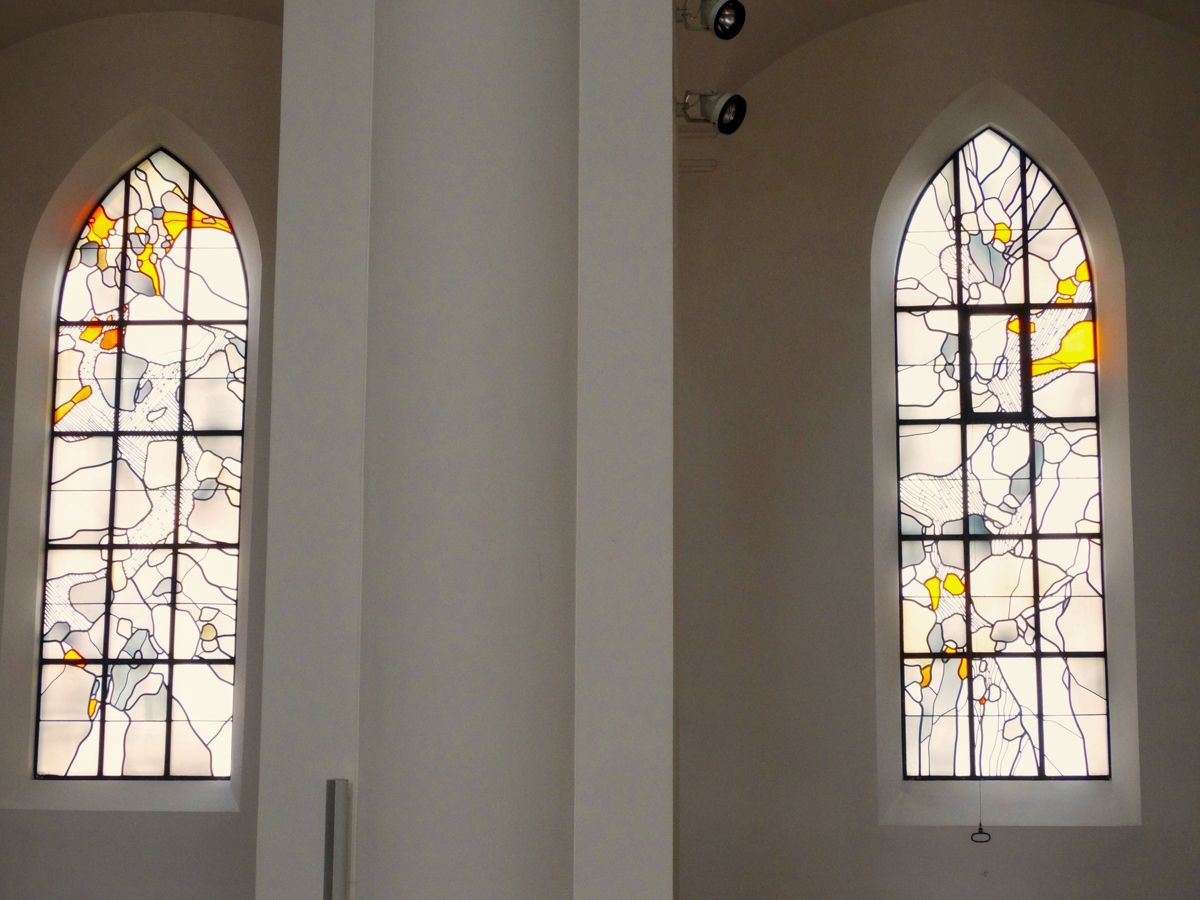 Moderne Fenster im Langhaus von 1974 mit Farbenspiel je nach Stand der Sonne