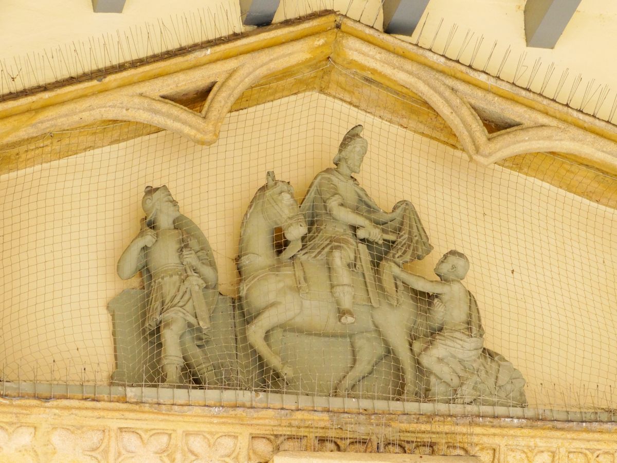 Figur des Hl. Martin über dem Hauptportal