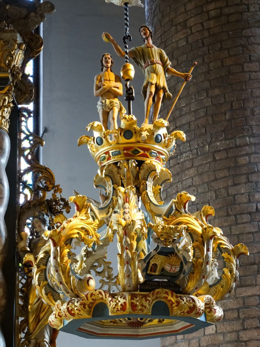 Kostbar verzierter Taufdeckel mit Taufe Jesu am Jordan