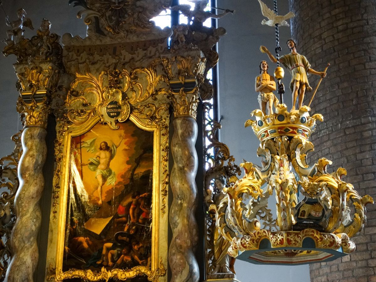 Hochaltar und Taufdeckel