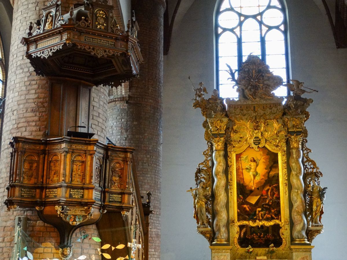 Kanzel und Hochaltar